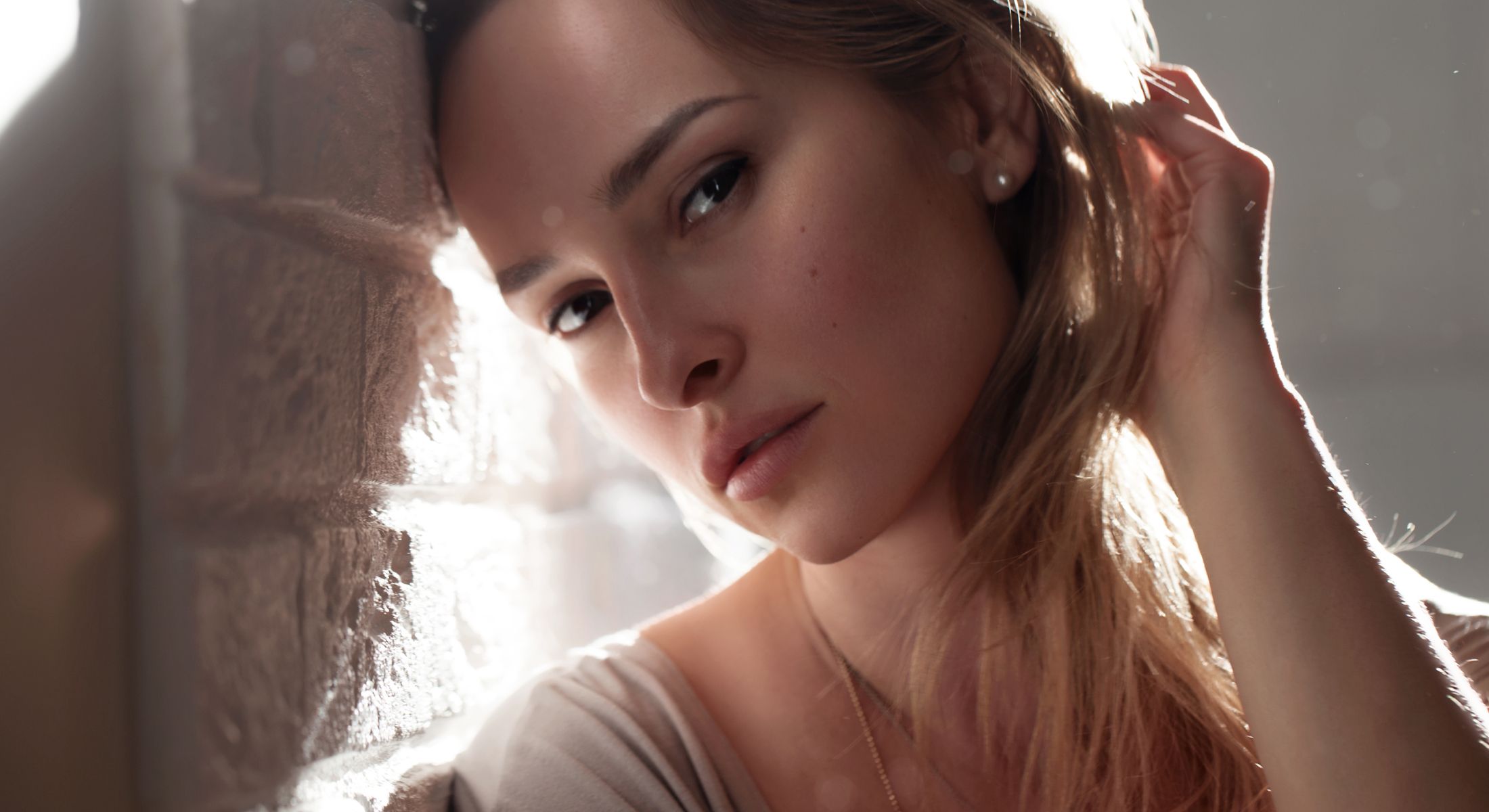 manhattan sylfirm x model with blonde hair